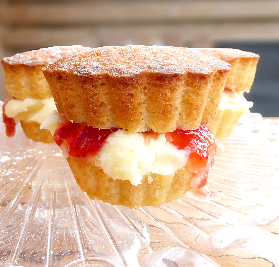 Britain's Finest: Individual Victoria Sponge Cakes