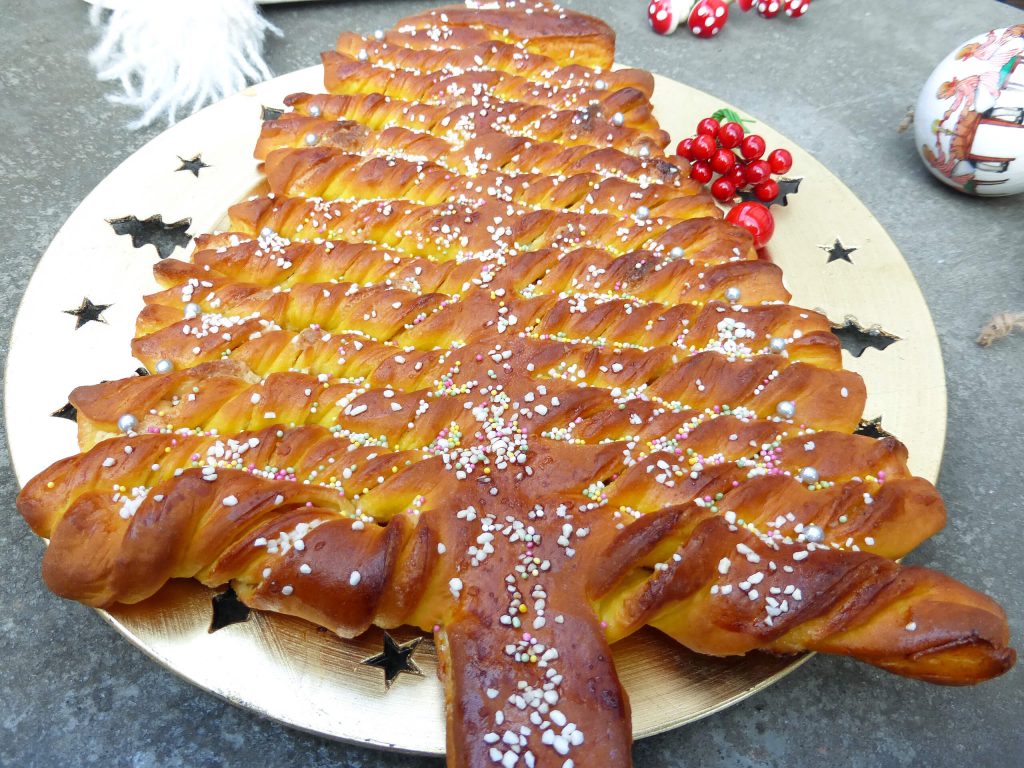 Saffron and White Chocolate Christmas Pull Apart Bread