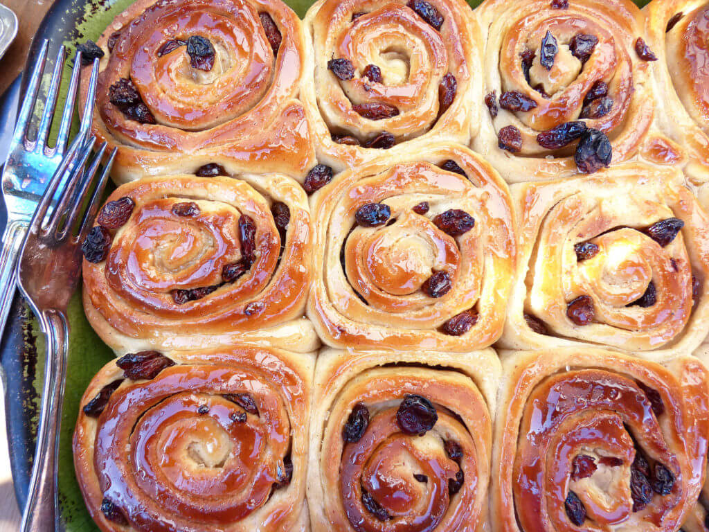 Easter Hot Cross Bun Rolls (when Cinnamon Rolls meet Hot Cross Buns)